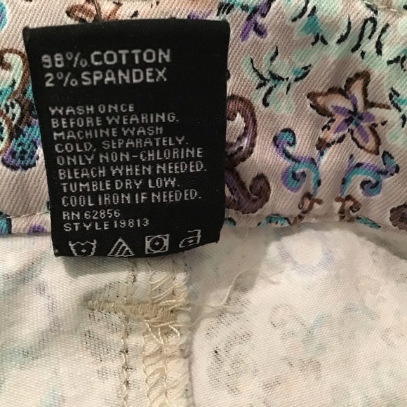 Frayed Hem Shorts Small, Stretch, NWT HUE - Picture 9 of 9